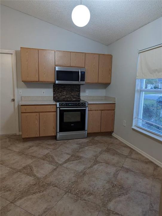 Recently Rented: $1,800 (3 beds, 2 baths, 1367 Square Feet)