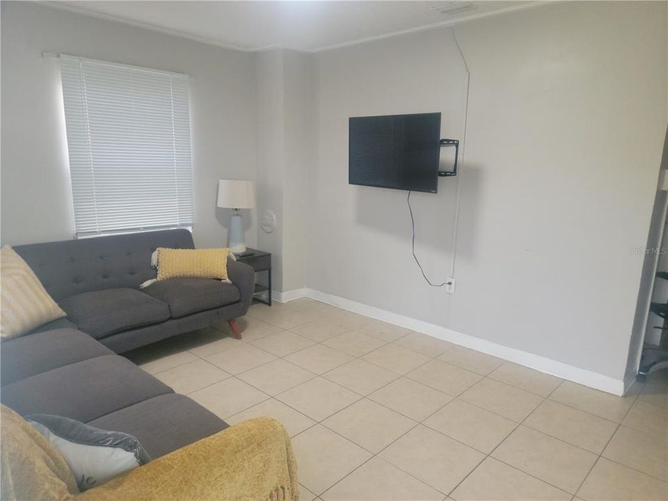 Active With Contract: $1,600 (2 beds, 1 baths, 1290 Square Feet)