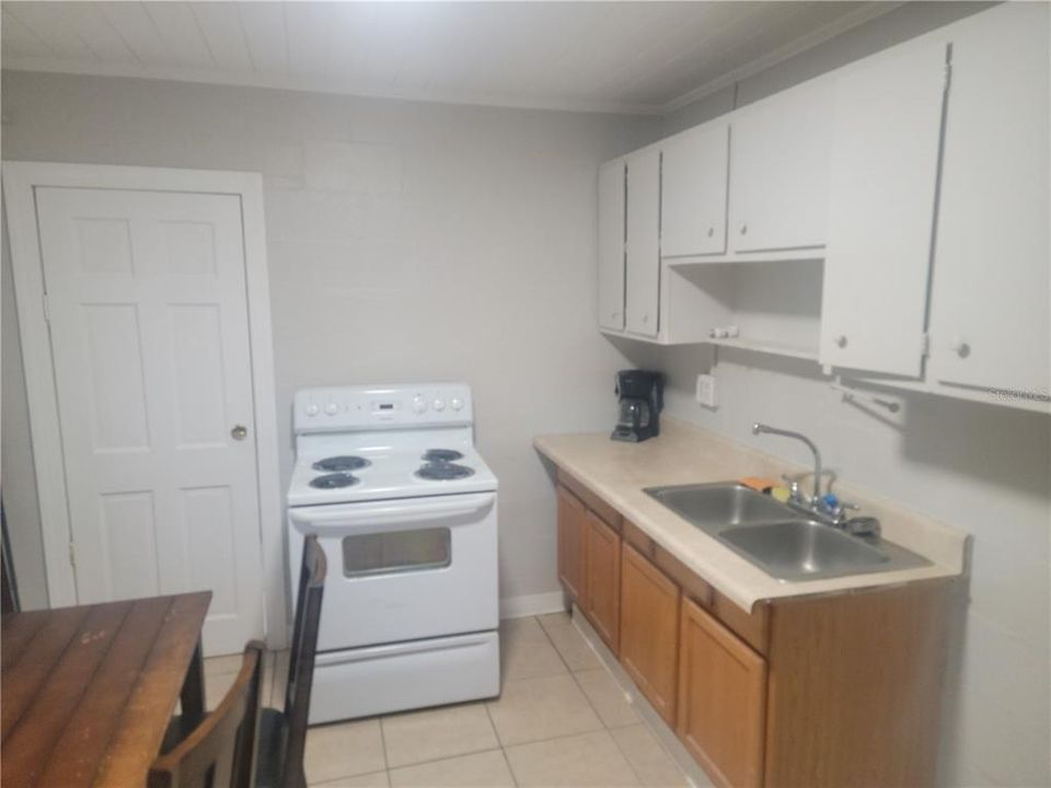 Active With Contract: $1,600 (2 beds, 1 baths, 1290 Square Feet)