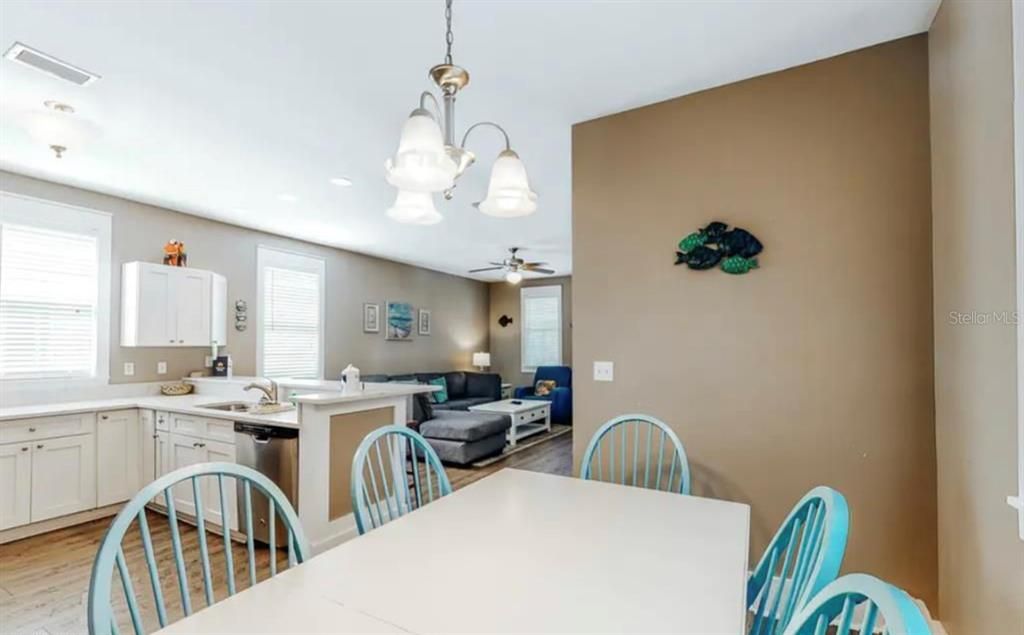 For Sale: $405,000 (2 beds, 2 baths, 1200 Square Feet)
