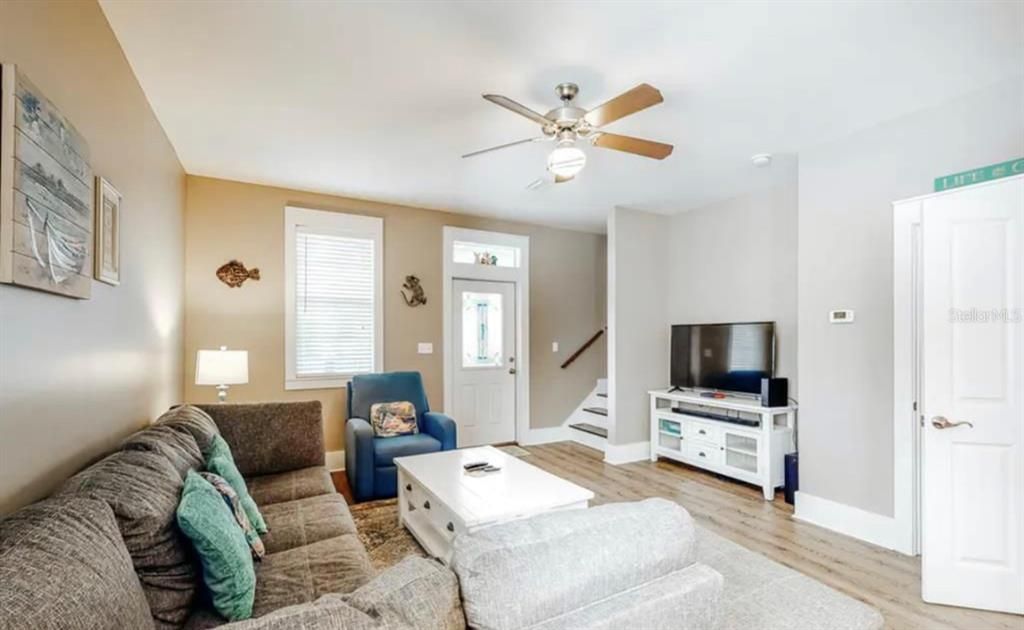 For Sale: $415,000 (2 beds, 2 baths, 1200 Square Feet)
