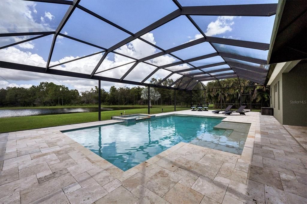 Amazing saltwater pool/spa with travertine