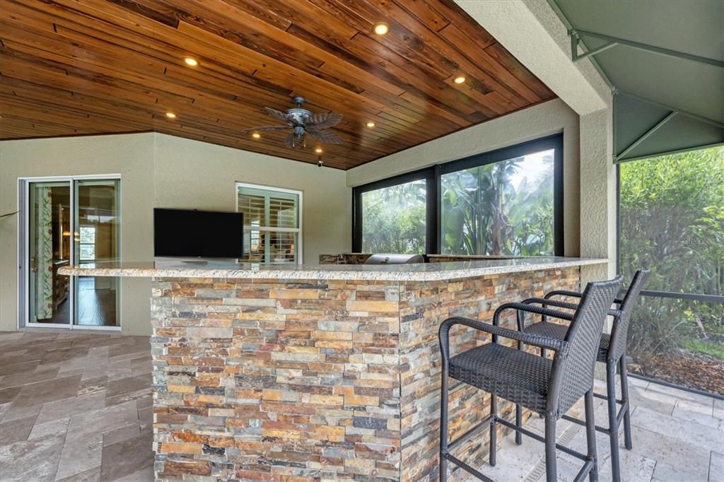 Amazing saltwater pool/spa with travertine