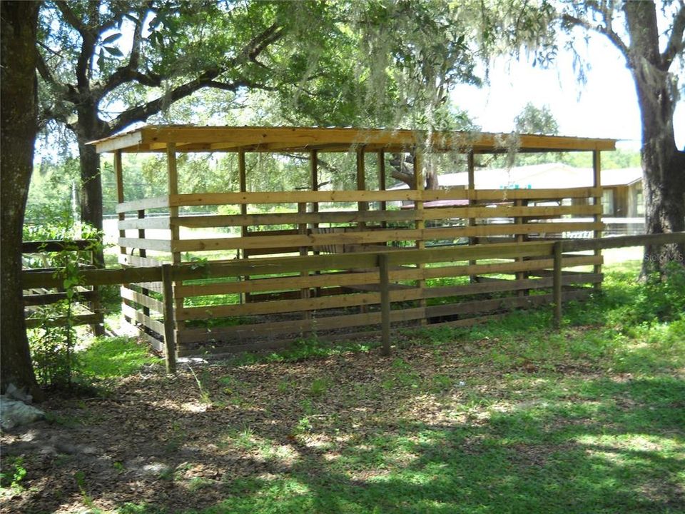 2 stalls with pasture