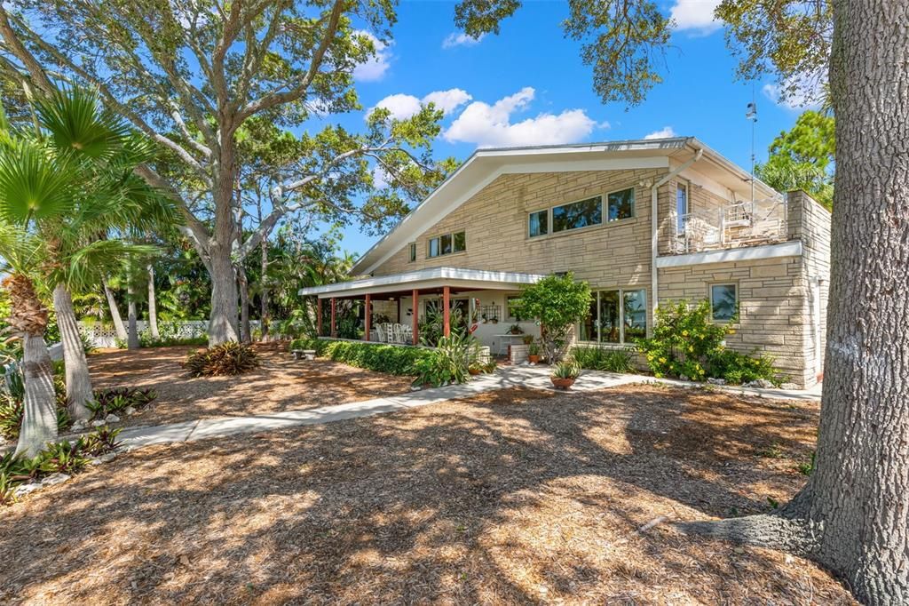 Recently Sold: $2,250,000 (4 beds, 3 baths, 3094 Square Feet)