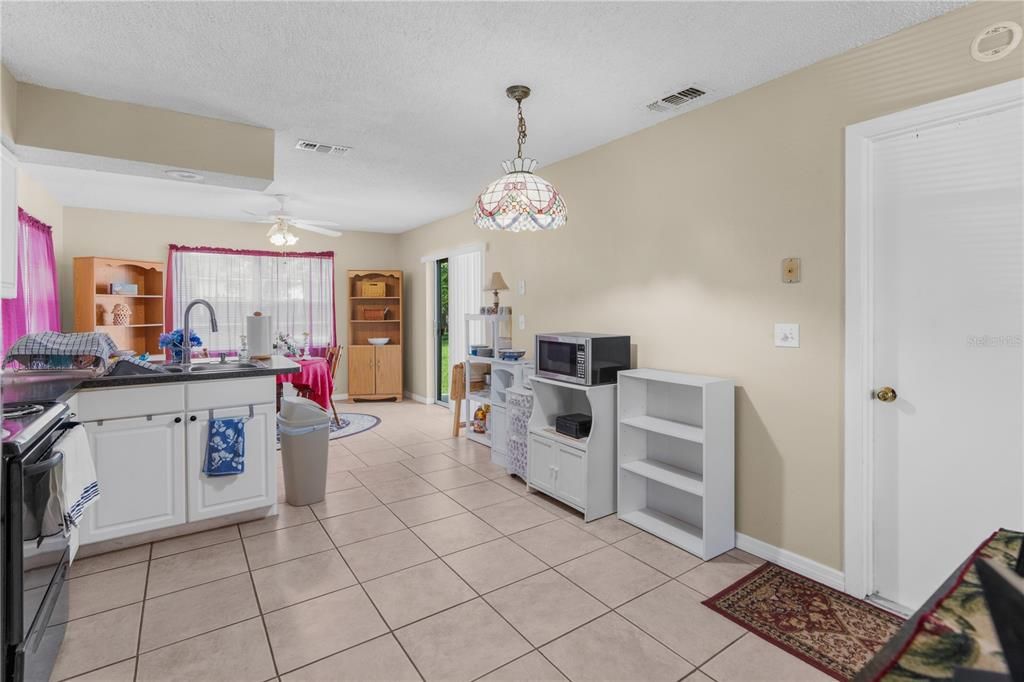 Recently Sold: $235,000 (2 beds, 1 baths, 922 Square Feet)