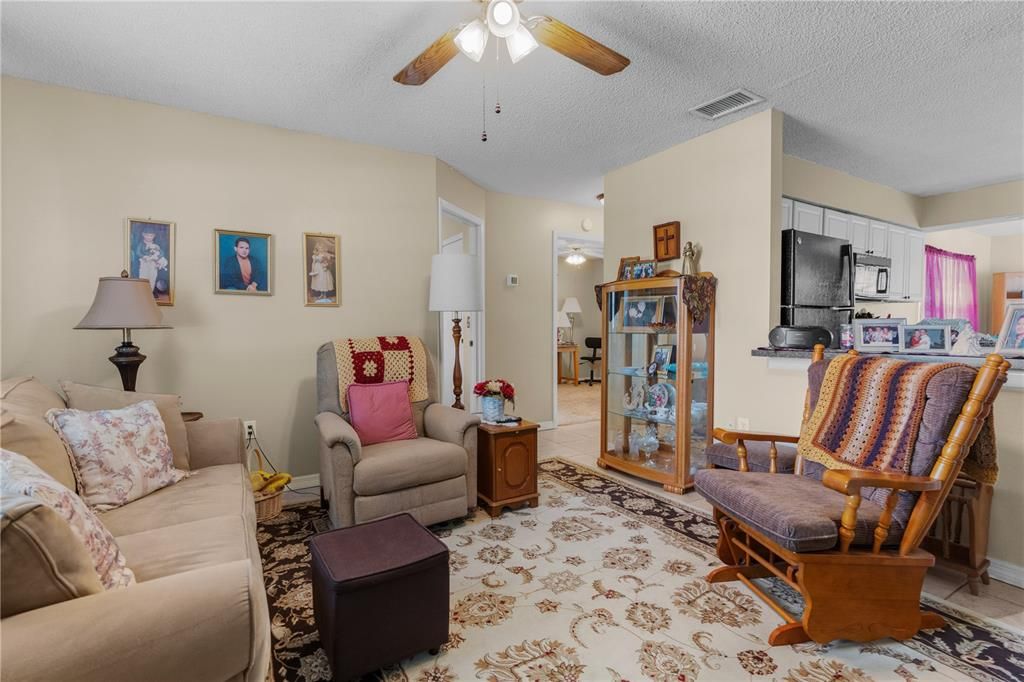 Recently Sold: $235,000 (2 beds, 1 baths, 922 Square Feet)