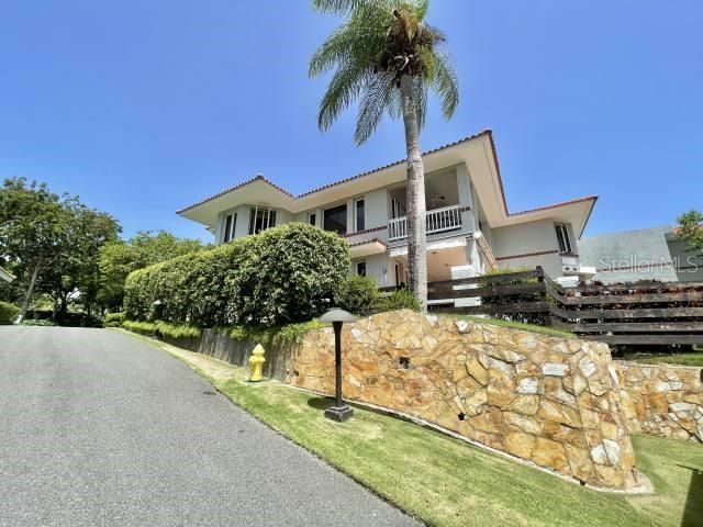 For Rent: $9,995 (2 beds, 2 baths, 2500 Square Feet)