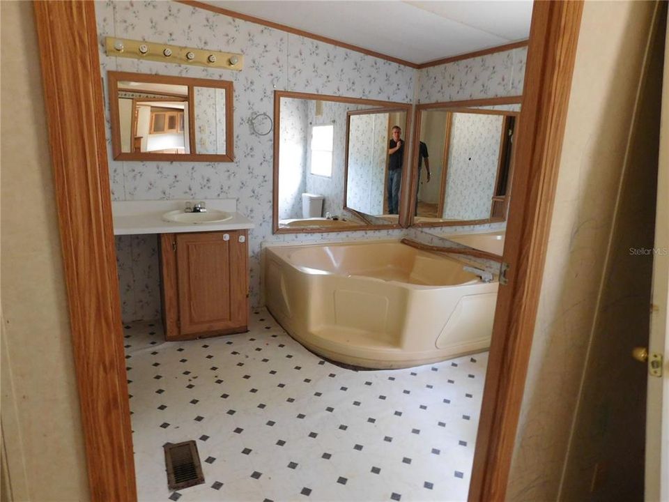 最近售出: $125,000 (3 贝兹, 2 浴室, 2040 平方英尺)