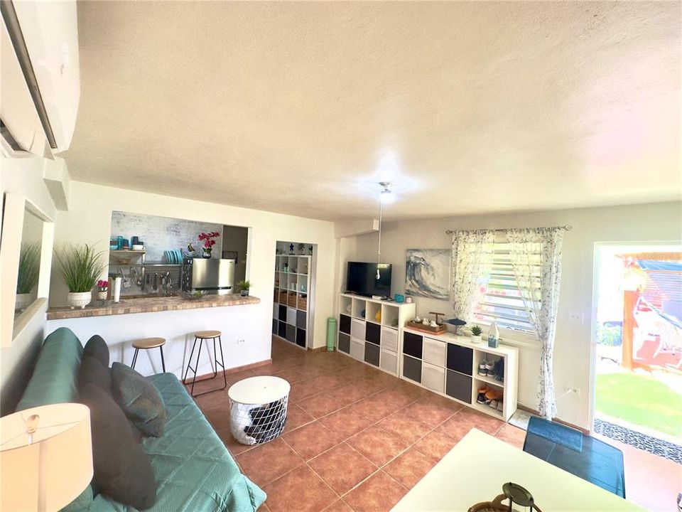 For Sale: $430,000 (1 beds, 1 baths, 400 Square Feet)