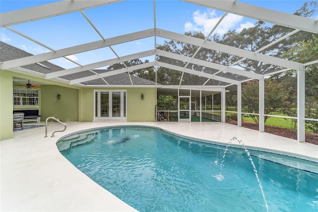 POOL WITH FOUNTAINS