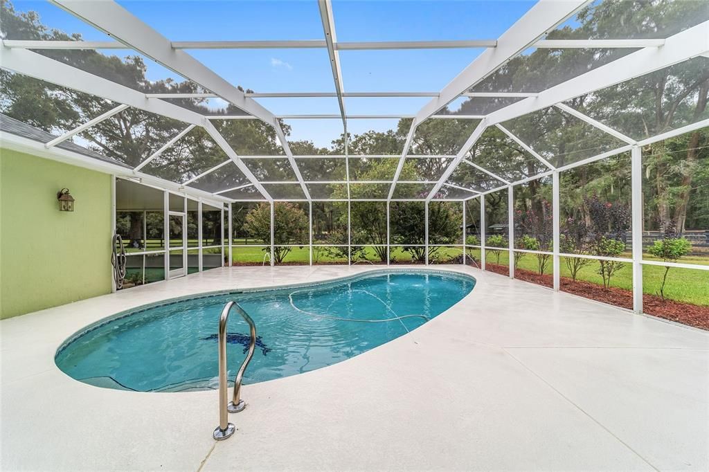 POOL WITH FOUNTAINS