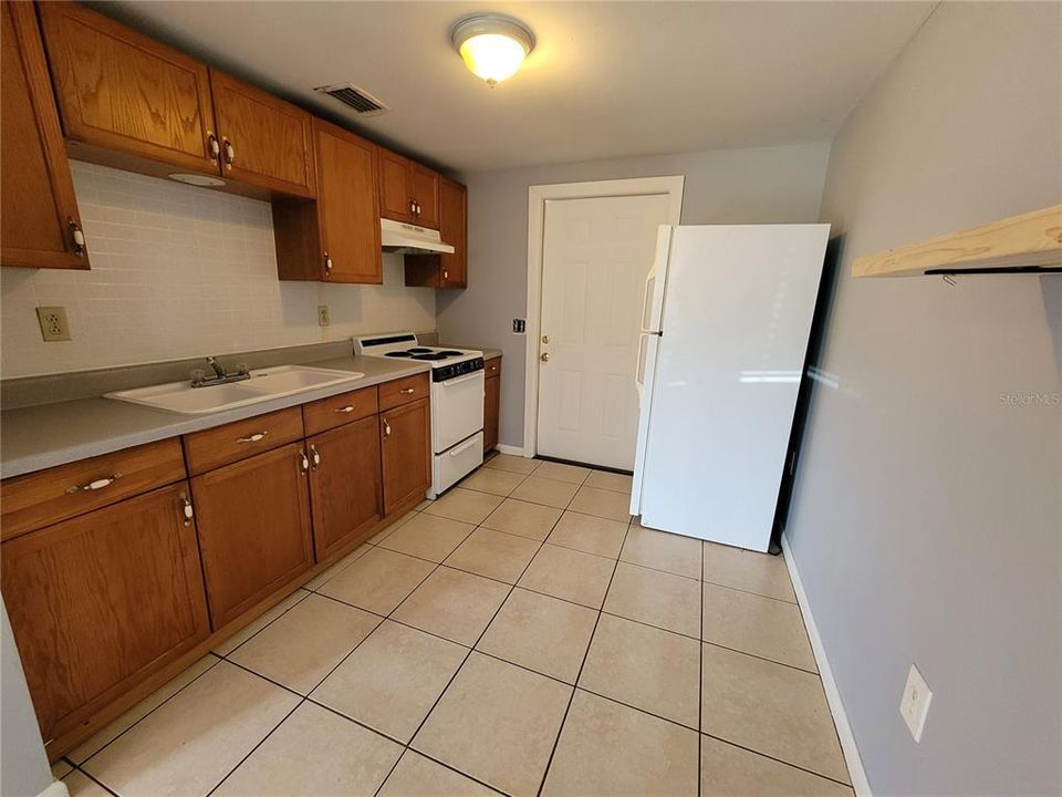 Recently Rented: $1,300 (2 beds, 1 baths, 1296 Square Feet)