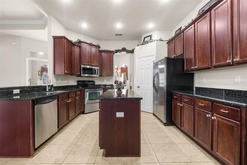 Recently Sold: $595,000 (4 beds, 3 baths, 2796 Square Feet)