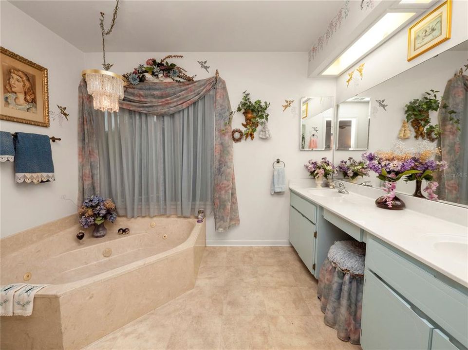 最近售出: $249,900 (3 贝兹, 2 浴室, 1949 平方英尺)
