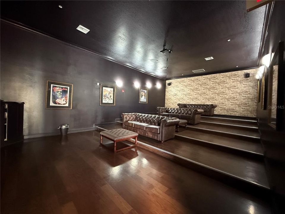 Active With Contract: $1,650 (1 beds, 1 baths, 672 Square Feet)