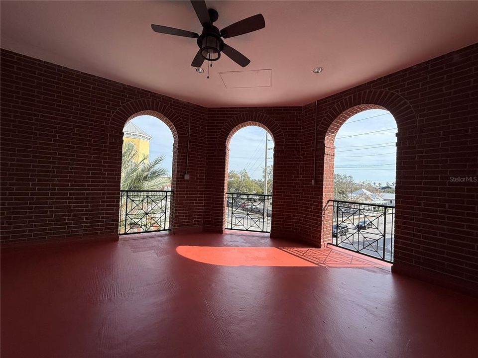 Active With Contract: $1,650 (1 beds, 1 baths, 672 Square Feet)