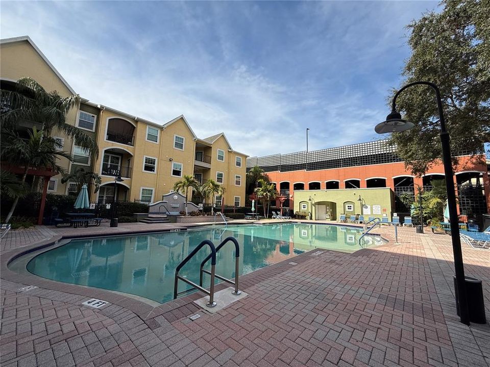 Active With Contract: $1,650 (1 beds, 1 baths, 672 Square Feet)