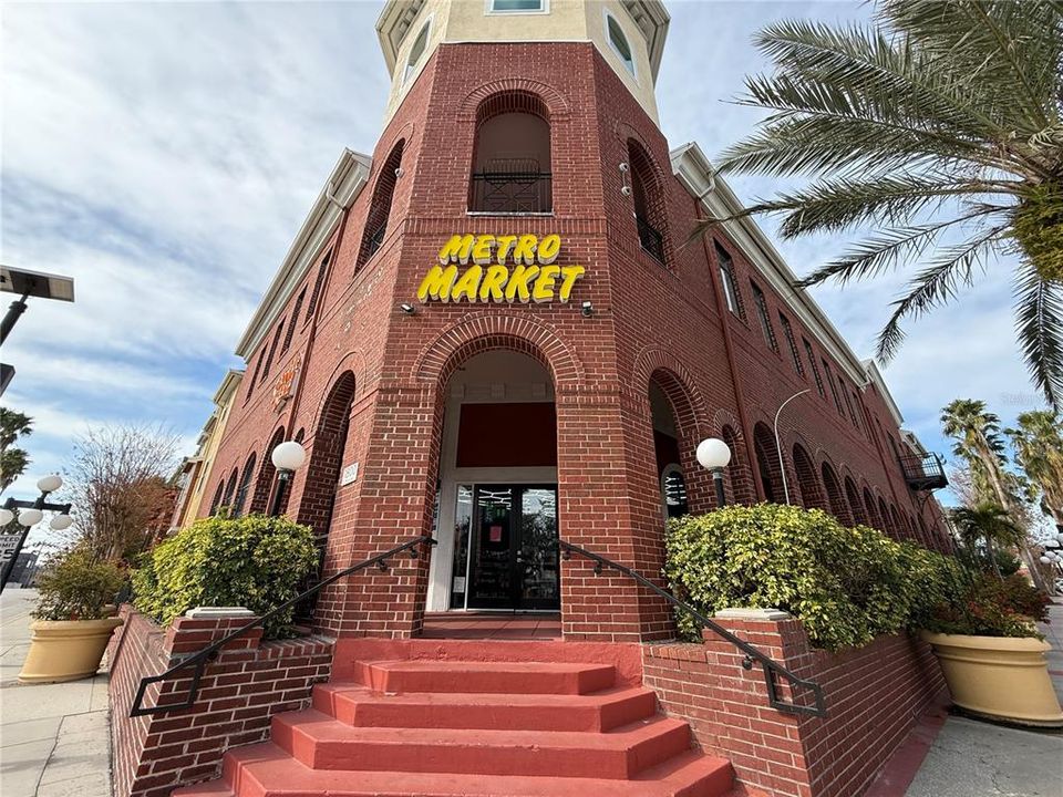 Active With Contract: $1,650 (1 beds, 1 baths, 672 Square Feet)