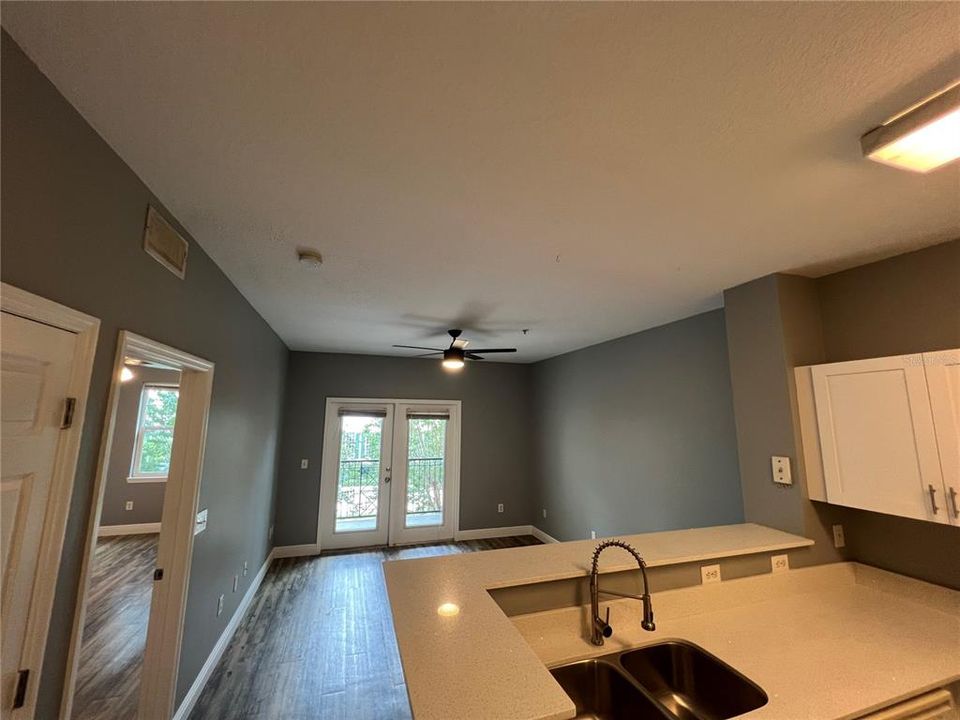 Active With Contract: $1,650 (1 beds, 1 baths, 672 Square Feet)
