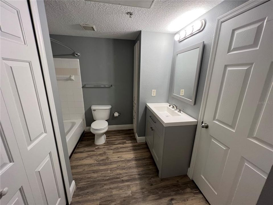 Active With Contract: $1,650 (1 beds, 1 baths, 672 Square Feet)