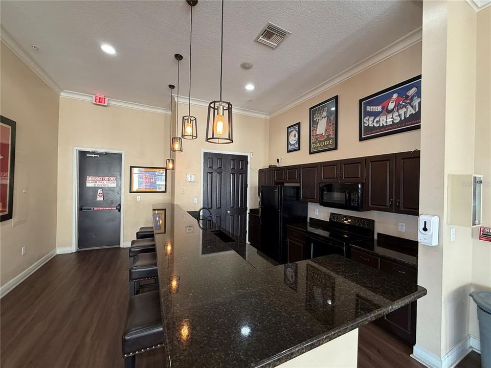 Active With Contract: $1,650 (1 beds, 1 baths, 672 Square Feet)