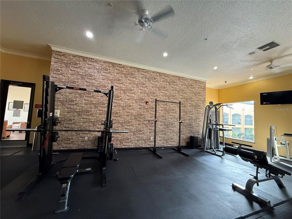 Active With Contract: $1,650 (1 beds, 1 baths, 672 Square Feet)