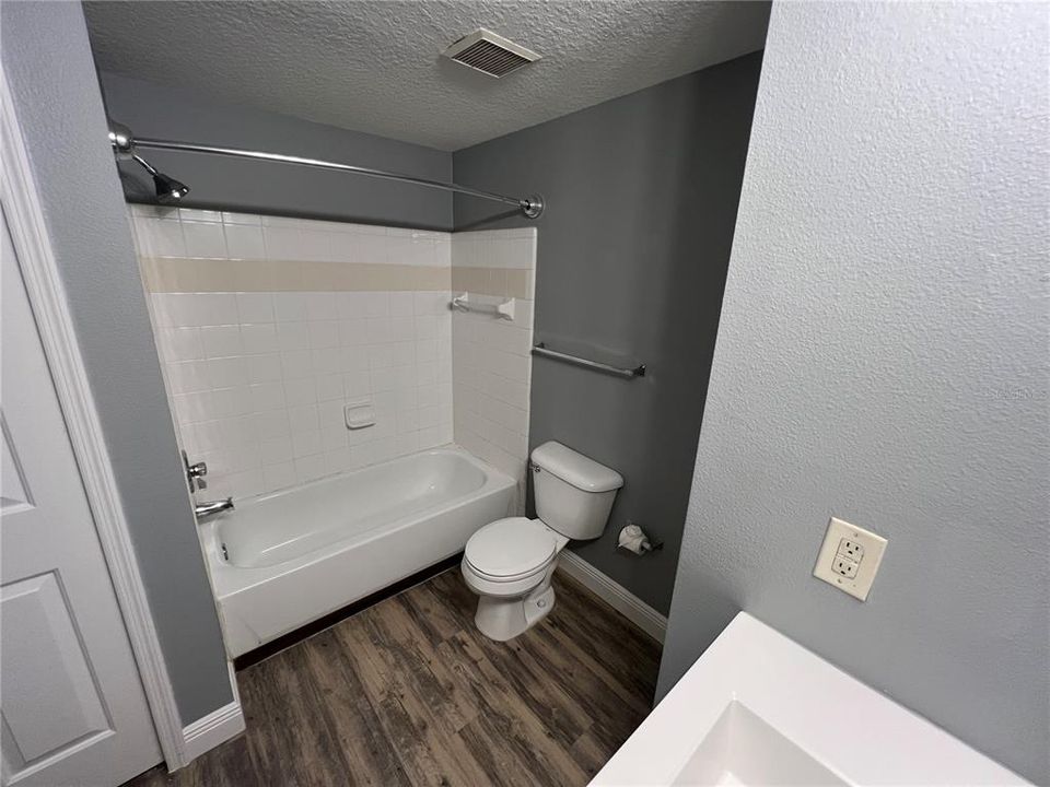 Active With Contract: $1,650 (1 beds, 1 baths, 672 Square Feet)