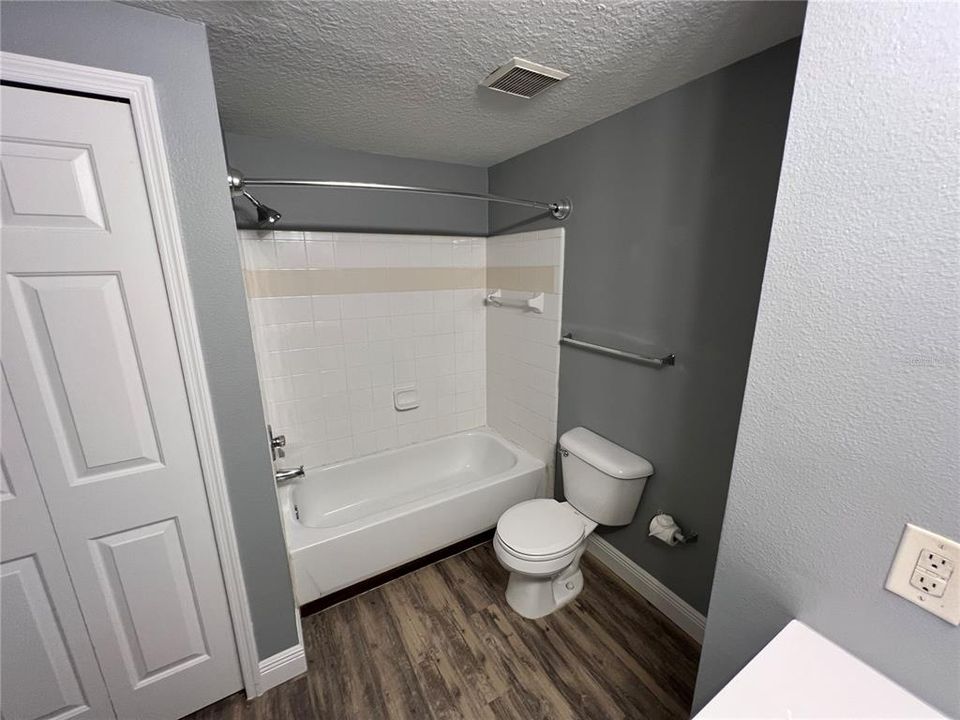 Active With Contract: $1,650 (1 beds, 1 baths, 672 Square Feet)