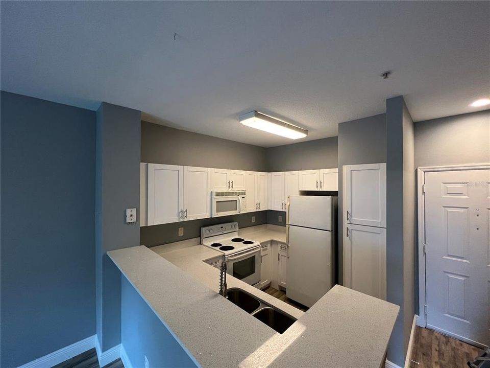 Active With Contract: $1,650 (1 beds, 1 baths, 672 Square Feet)