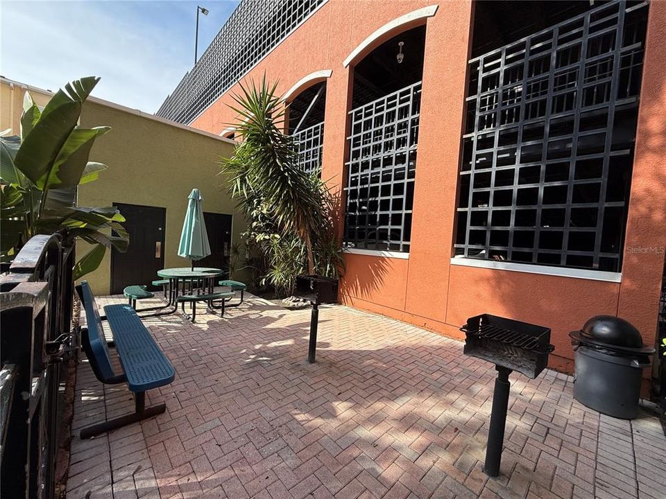 Active With Contract: $1,650 (1 beds, 1 baths, 672 Square Feet)