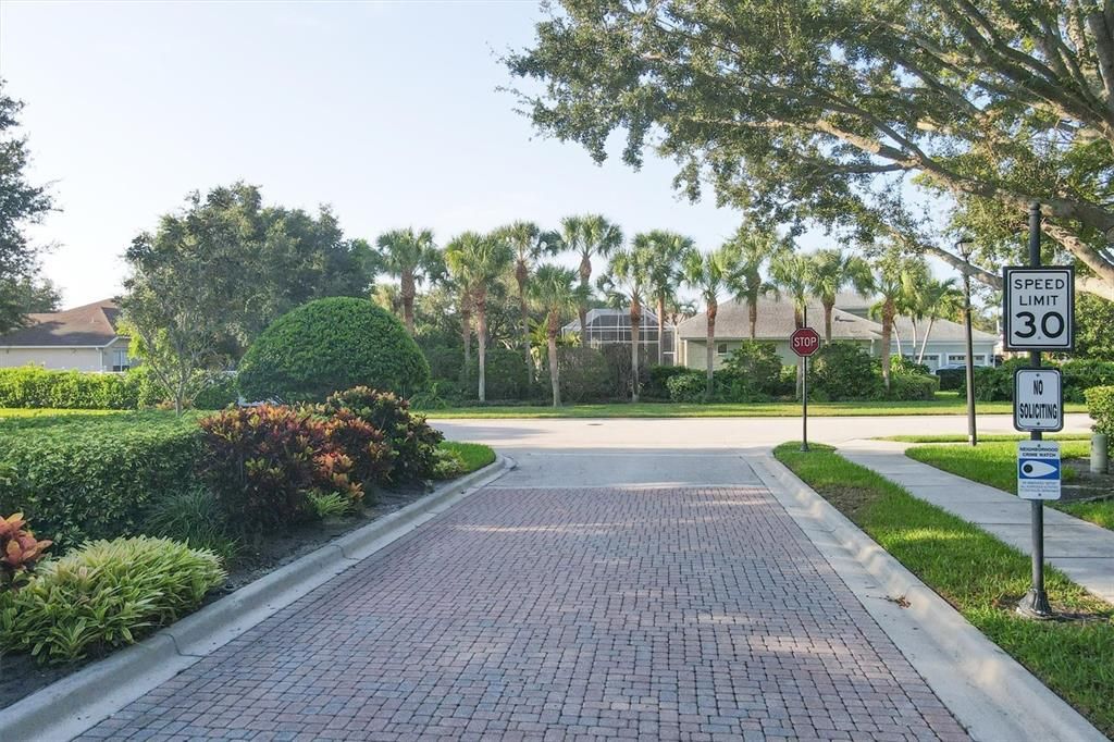 Recently Sold: $937,500 (4 beds, 3 baths, 2726 Square Feet)