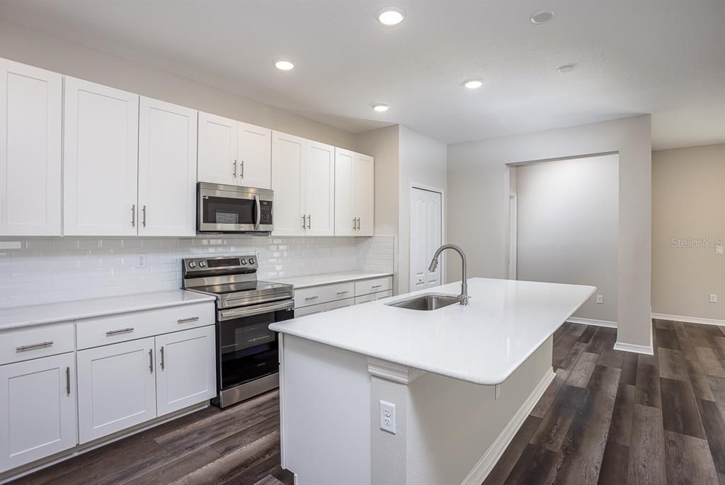 Activo con contrato: $429,900 (4 camas, 2 baños, 2151 Pies cuadrados)