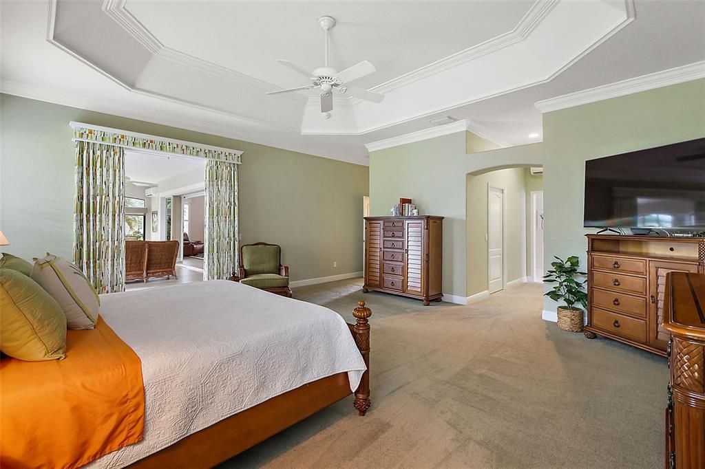 Master bedroom w/access to lanai & en suite