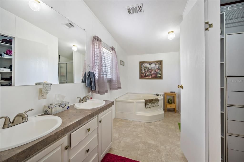 最近售出: $289,900 (4 贝兹, 2 浴室, 1560 平方英尺)