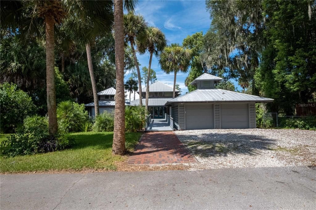 Recently Sold: $799,000 (3 beds, 2 baths, 2556 Square Feet)