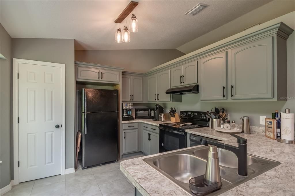 Active With Contract: $269,900 (3 beds, 2 baths, 1580 Square Feet)