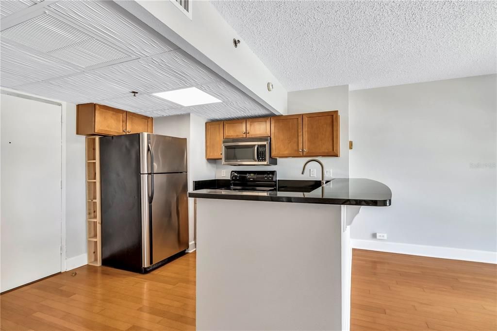 Active With Contract: $180,000 (1 beds, 1 baths, 554 Square Feet)