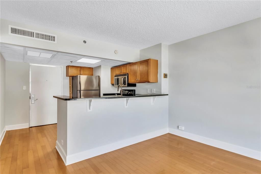For Sale: $180,000 (1 beds, 1 baths, 554 Square Feet)