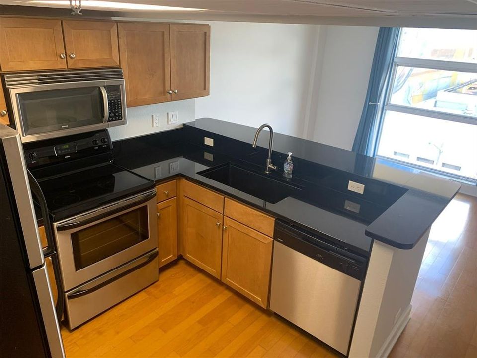 For Sale: $180,000 (1 beds, 1 baths, 554 Square Feet)