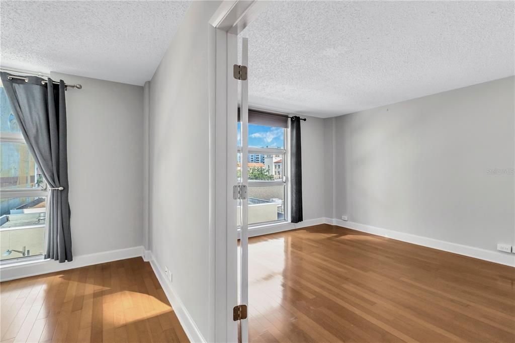 Active With Contract: $180,000 (1 beds, 1 baths, 554 Square Feet)