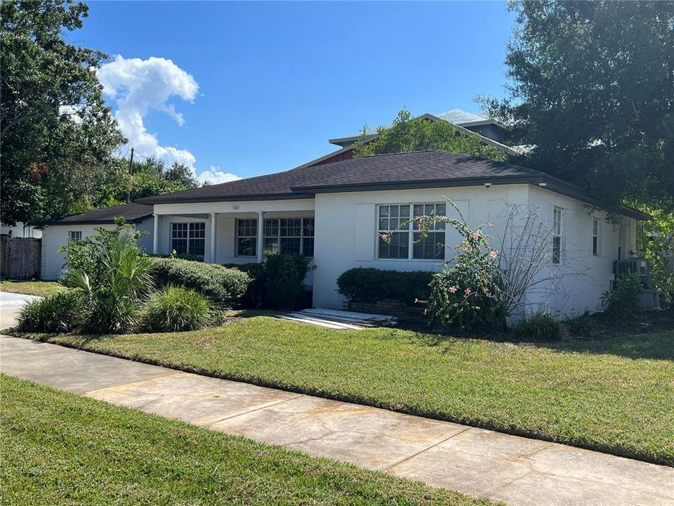 最近售出: $800,000 (3 贝兹, 2 浴室, 1802 平方英尺)