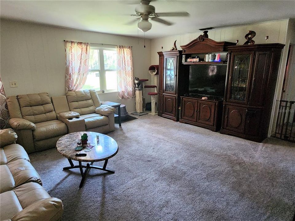 Active With Contract: $199,900 (2 beds, 1 baths, 952 Square Feet)