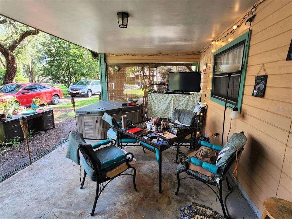 Active With Contract: $199,900 (2 beds, 1 baths, 952 Square Feet)