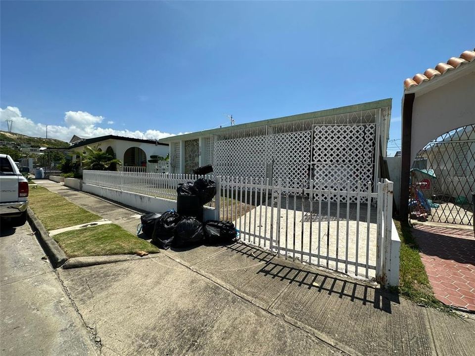 Recently Sold: $130,000 (3 beds, 2 baths, 817 Square Feet)