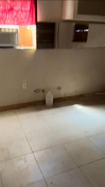 Active With Contract: $180,000 (3 beds, 1 baths, 864 Square Feet)