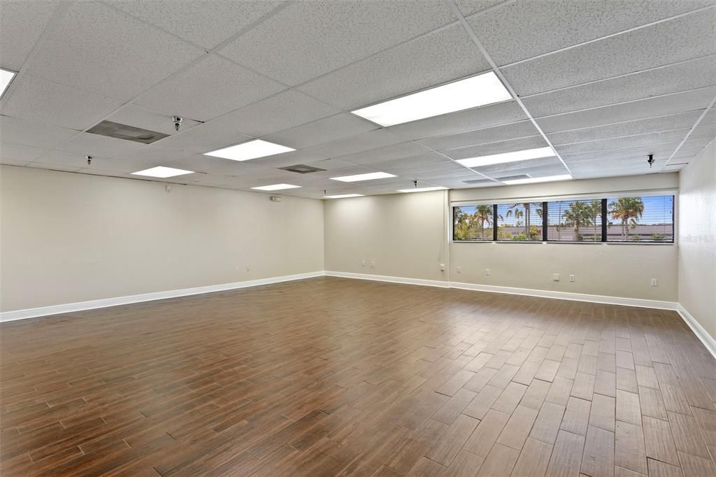 Suite 235 - 910 SF