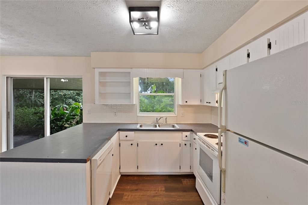 Recently Sold: $215,000 (3 beds, 1 baths, 1352 Square Feet)