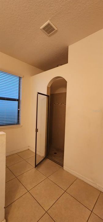 For Rent: $3,199 (5 beds, 2 baths, 2594 Square Feet)