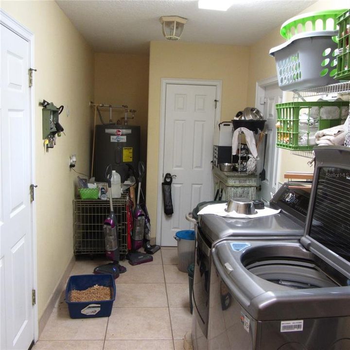 Large laundry room - washer & dryer convey